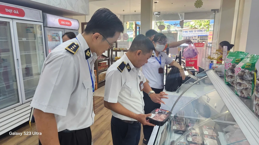 Kiểm tra đột xuất các cửa hàng của Công ty C.P Việt Nam ở Bình Dương