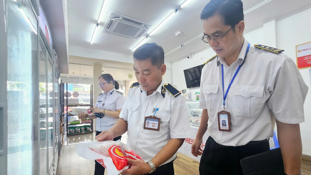 binh-duong-kiem-tra-dot-xuat-cac-cua-hang-cua-cong-ty-c-p-viet-nam (6).jpg