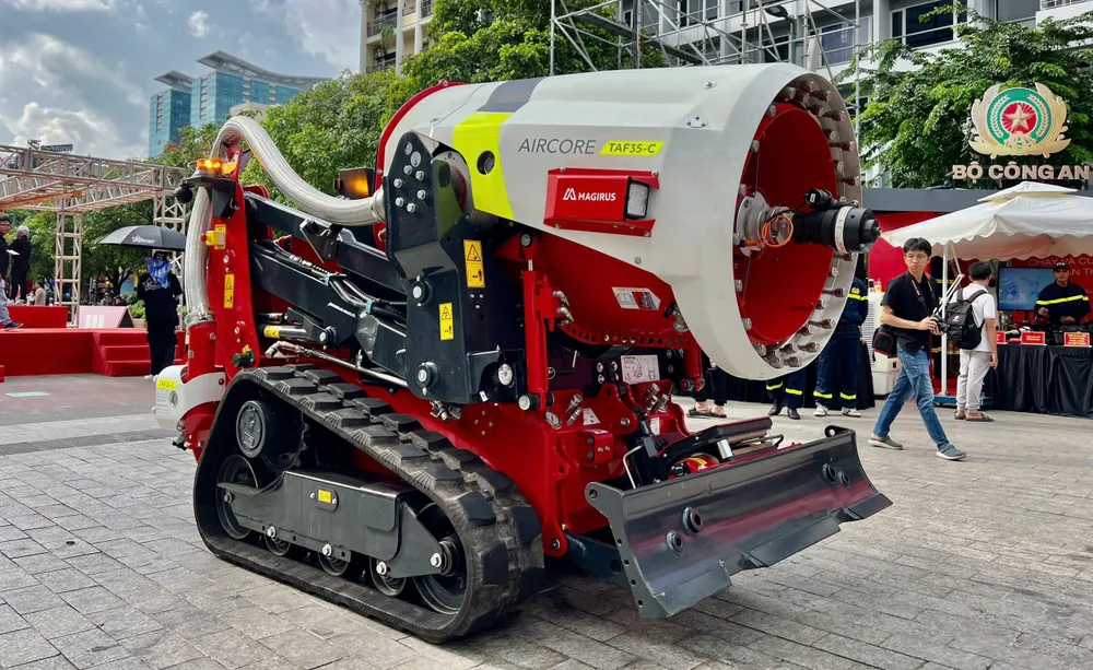 nguoi-dan-tp-hcm-thich-thu-tham-quan-dan-xe-dac-chung-cua-bo-cong-an (1).jpg