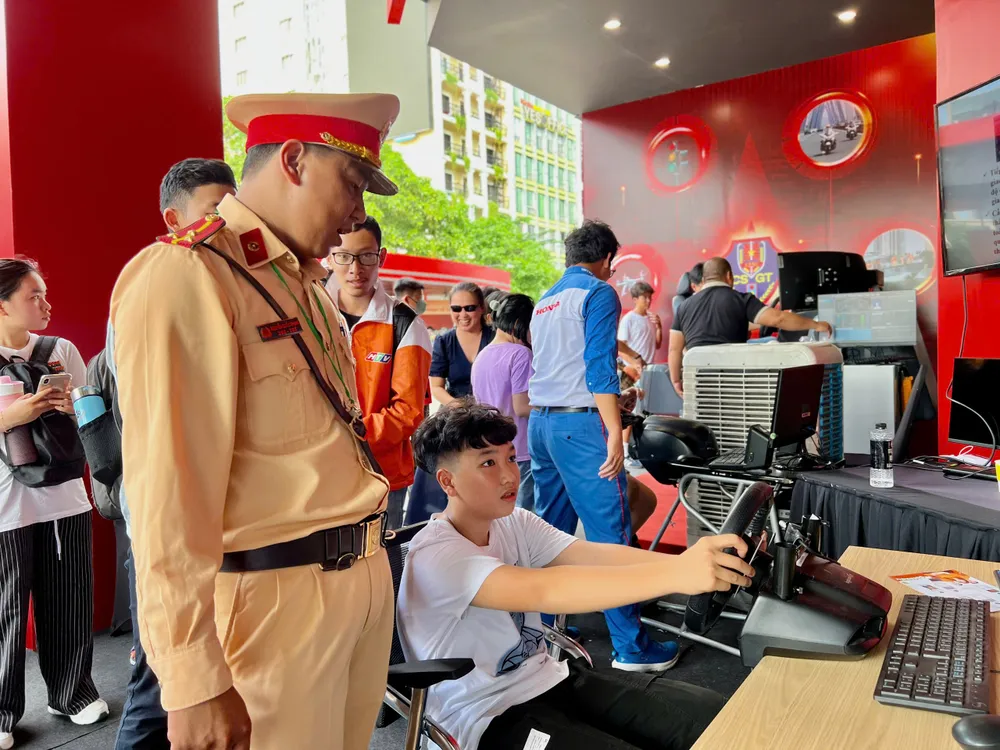 nguoi-dan-tp-hcm-thich-thu-tham-quan-dan-xe-dac-chung-cua-bo-cong-an (3).jpg