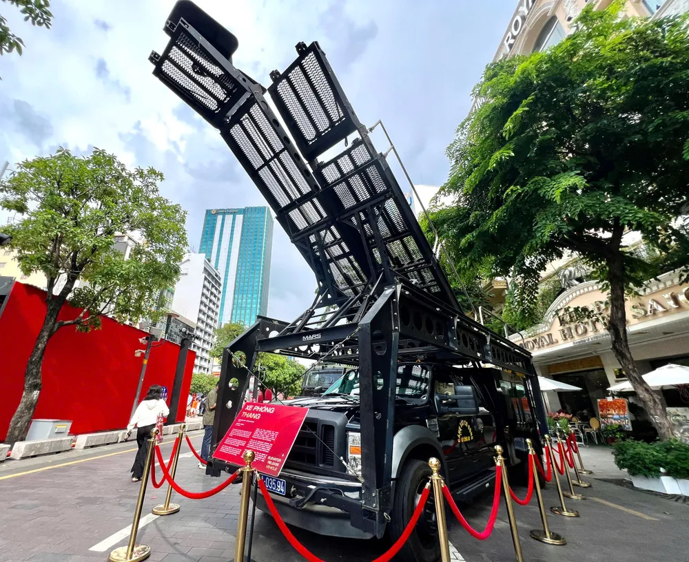 Người dân TP.HCM thích thú tham quan dàn xe đặc chủng của Bộ Công an