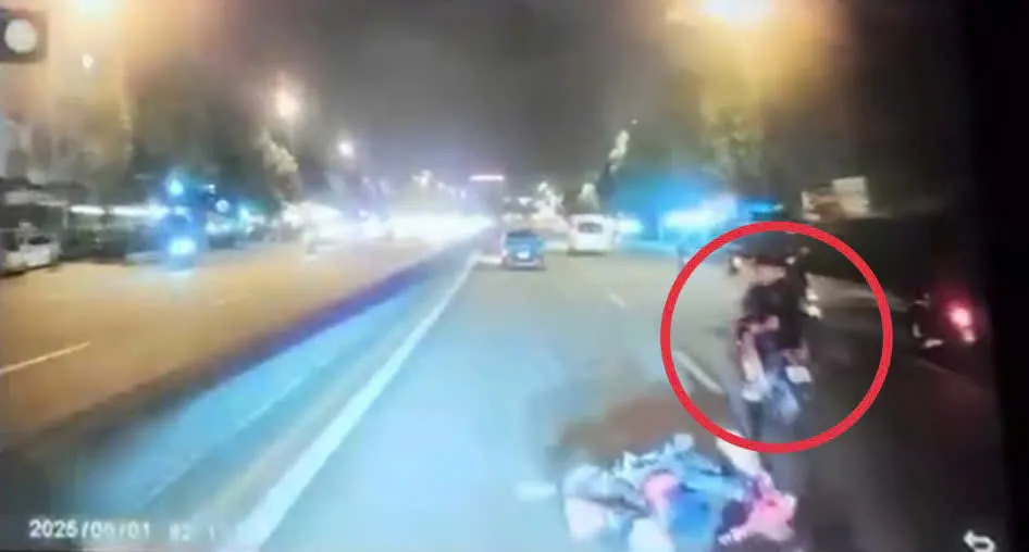 Cho rằng bị tạt đầu xe, 2 thiếu niên đạp ngã xe người đi đường ở TP Thủ Đức