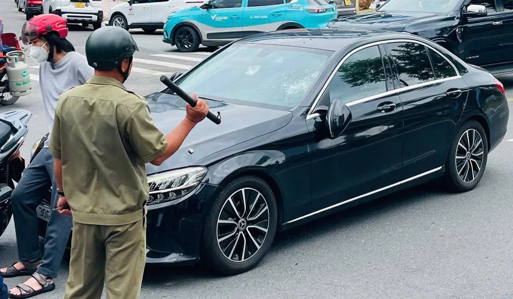 tp-thu-duc-nguoi-dan-ong-chay-xe-sh-chan-dau-dap-pha-o-to-mercedes-tren-duong-pho (2).jpg