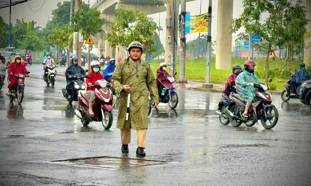 tp-hcm-csgt-trien-khai-nhieu-giai-phap-dam-bao-an-toan-giao-thong-trong-mua-mua (1).jpg