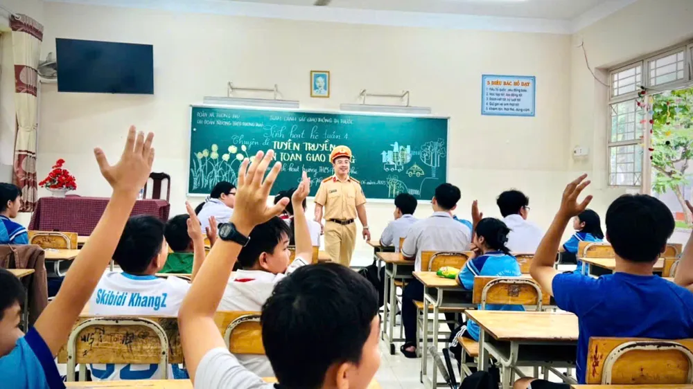 CSGT Đa Phước đẩy mạnh tuyên truyền pháp luật giao thông cho học sinh dịp hè