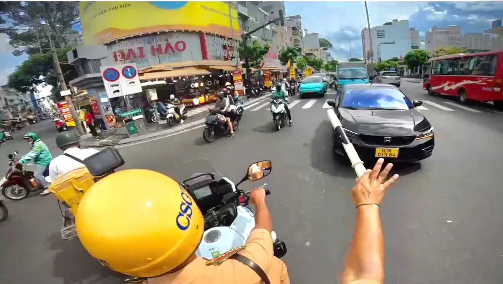 nguoi-dan-den-doi-csgt-ban-co-gui-loi-cam-on-vi-duoc-ho-tro-dua-nguoi-than-di-cap-cuu (2).jpg