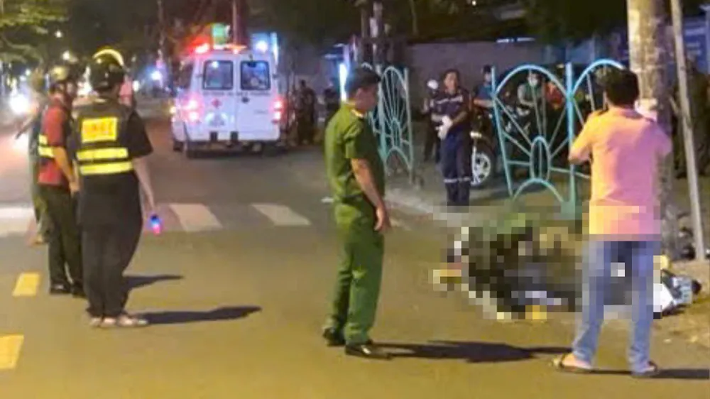 TP.HCM: Nam tài xế xe công nghệ tử vong sau khi tông vào trụ điện trên đường Phạm Văn Chiêu
