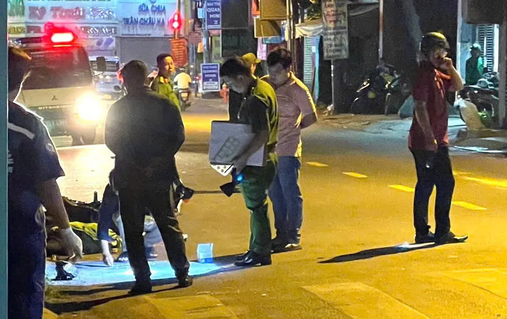 tp-hcm-nam-tai-xe-xe-cong-nghe-tu-vong-sau-khi-tong-vao-tru-dien-tren-duong-pham-van-chieu (2).jpg