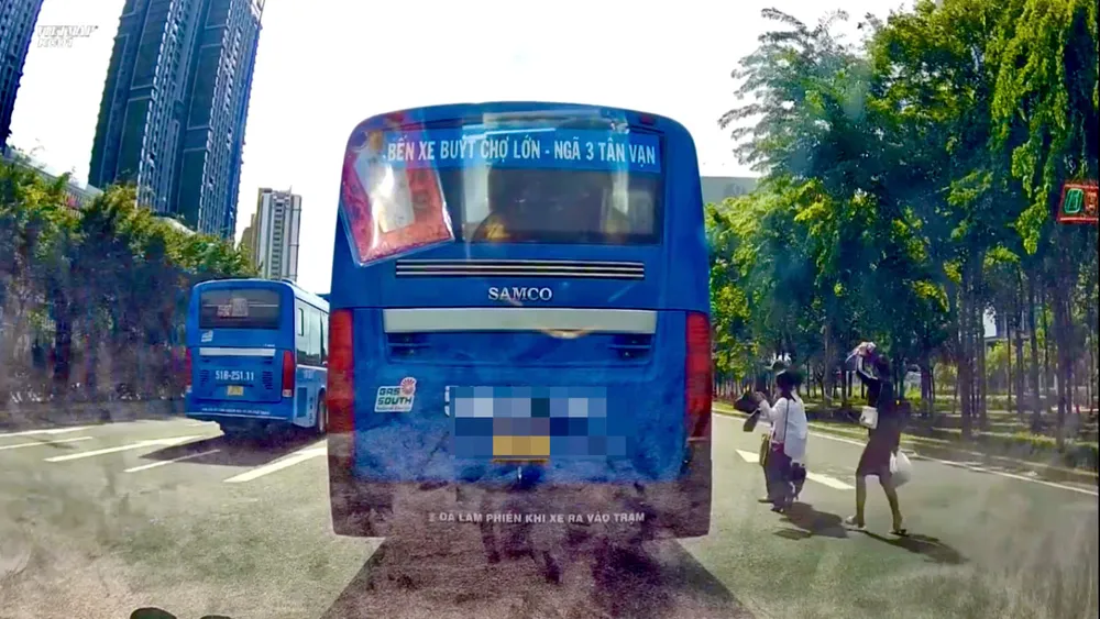 csgt-xu-phat-tai-xe-xe-buyt-dung-don-khach-giua-duong-o-tp-hcm (1).jpg