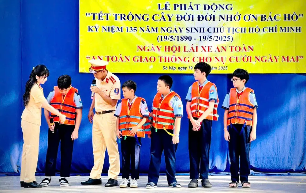 csgt-tp-hcm-ung-pho-mua-lon-phong-ngua-duoi-nuoc-tre-em (2).jpg