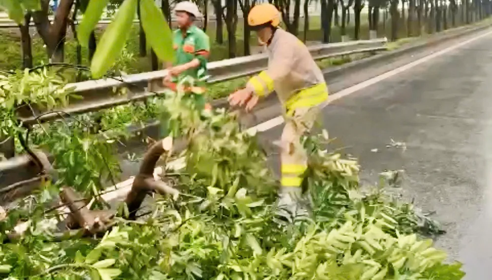 csgt-tp-hcm-ung-pho-mua-lon-phong-ngua-duoi-nuoc-tre-em (3).jpg