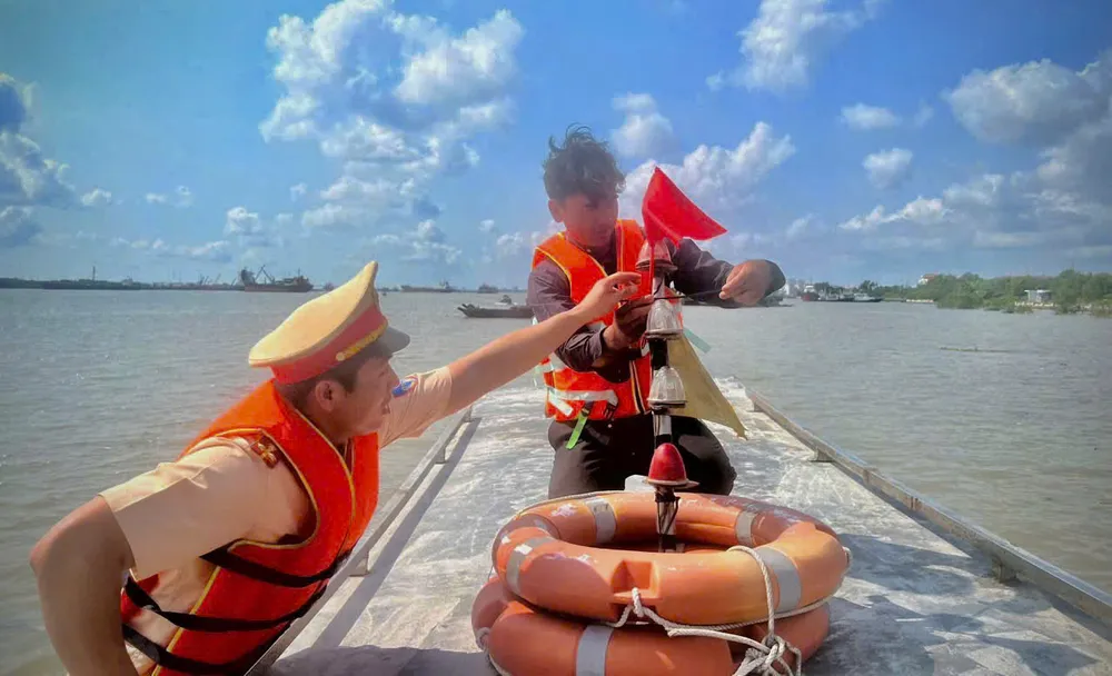 csgt-tp-hcm-ung-pho-mua-lon-phong-ngua-duoi-nuoc-tre-em (5).jpg