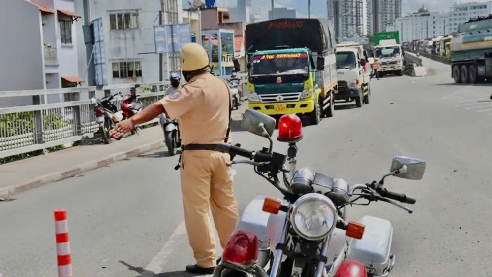 Xe chết máy trên cầu Phú Mỹ do hết nhiên liệu, CSGT TP.HCM khuyến cáo doanh nghiệp