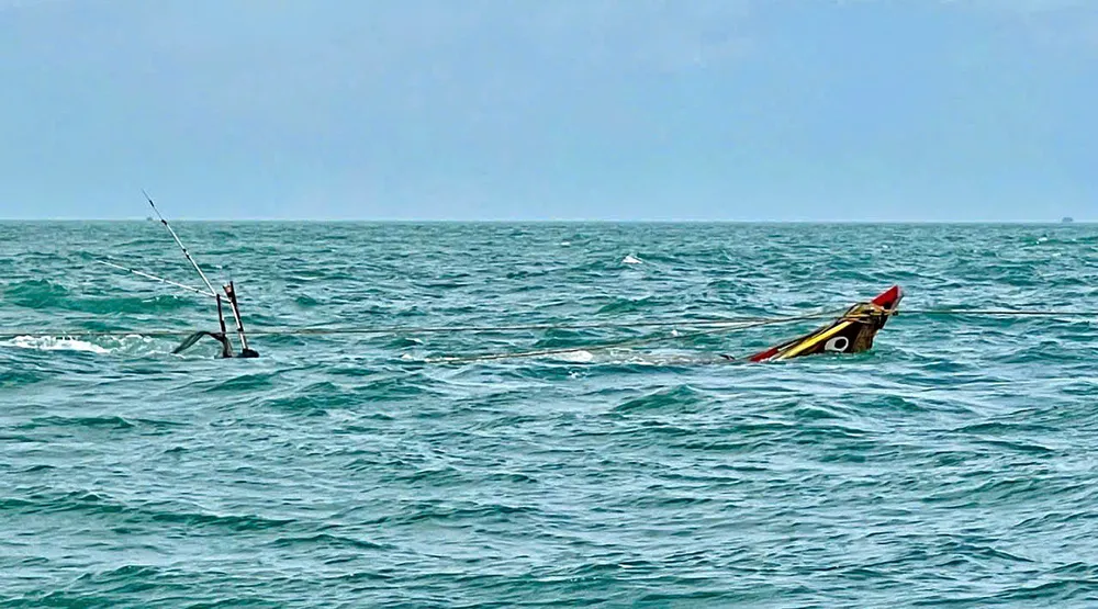 TP.HCM: Ghe đánh cá chìm trên biển, hai ngư dân được cứu kịp thời