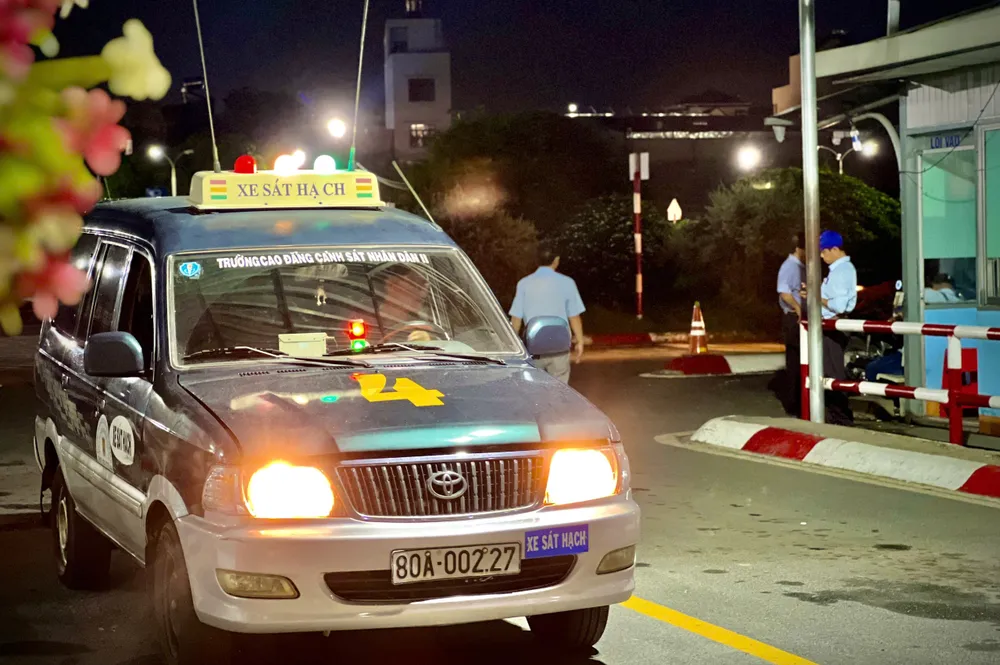 tp-hcm-chay-nuoc-rut-giai-quyet-hang-chuc-ngan-ho-so-sat-hach-lai-xe-ton-dong (2).jpg