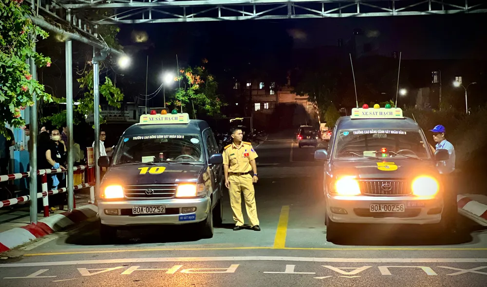 Không khí nghiêm túc, khẩn trương tại điểm thi sát hạch khi đêm xuống. Ảnh: THY NHUNG