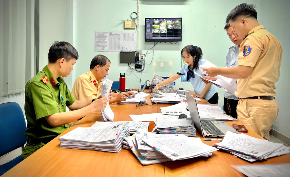 tp-hcm-chay-nuoc-rut-giai-quyet-hang-chuc-ngan-ho-so-sat-hach-lai-xe-ton-dong (5).jpg