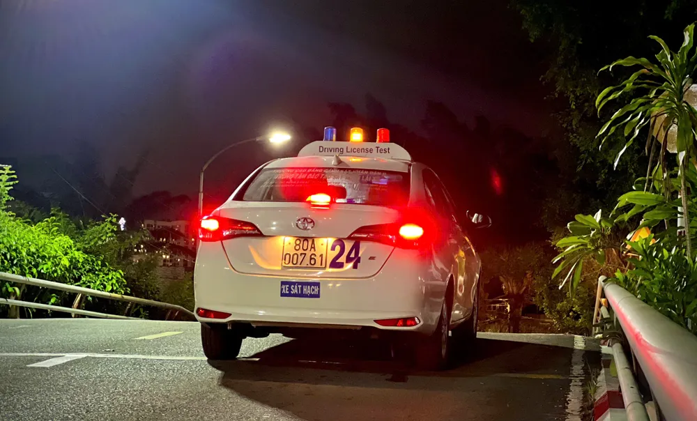 tp-hcm-chay-nuoc-rut-giai-quyet-hang-chuc-ngan-ho-so-sat-hach-lai-xe-ton-dong (8).jpg