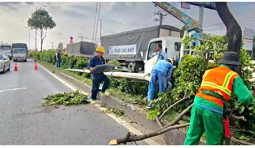 Xe 7 chỗ tông gãy trụ đèn, cửa ngõ Tây Bắc TP.HCM ùn ứ kéo dài