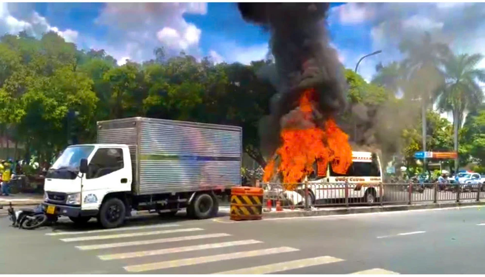 TP.HCM: Xe ô tô 16 chỗ bốc cháy ngùn ngụt sau va chạm liên hoàn