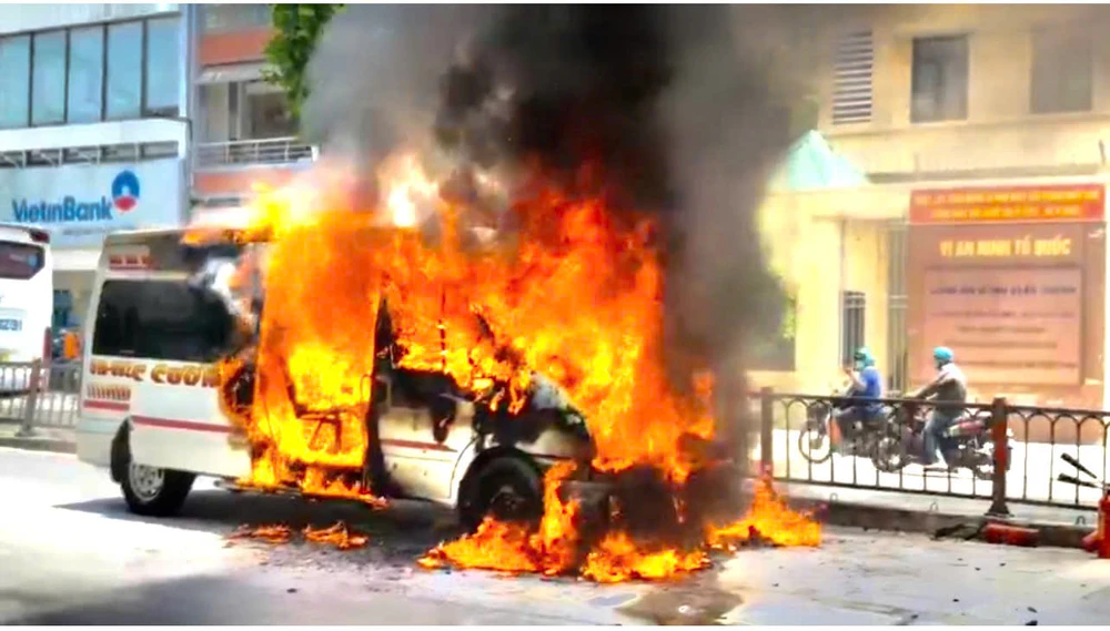 tp-hcm-xe-o-to-16-cho-boc-chay-ngun-ngut-sau-va-cham-lien-hoan (3).jpg