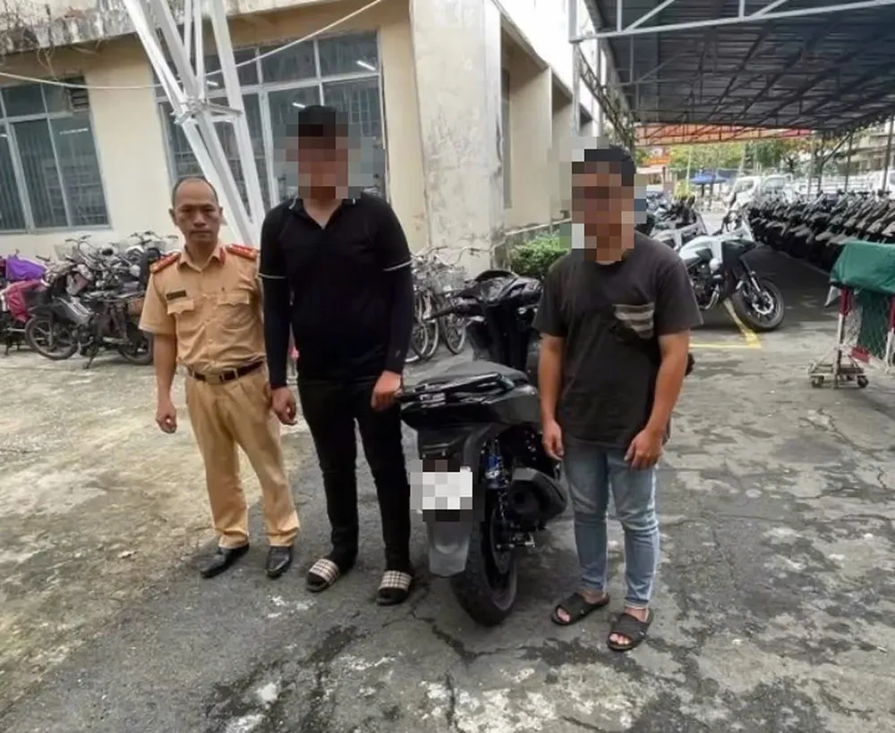 tp-hcm-nhieu-truong-hop-bieu-dien-tren-xe-de-dang-len-mang-bi-xu-phat-tien-va-tich-thu-xe (2).jpg