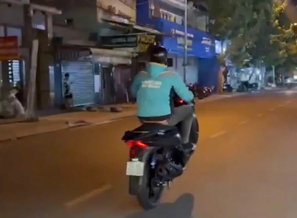 tp-hcm-nhieu-truong-hop-bieu-dien-tren-xe-de-dang-len-mang-bi-xu-phat-tien-va-tich-thu-xe (5).jpg