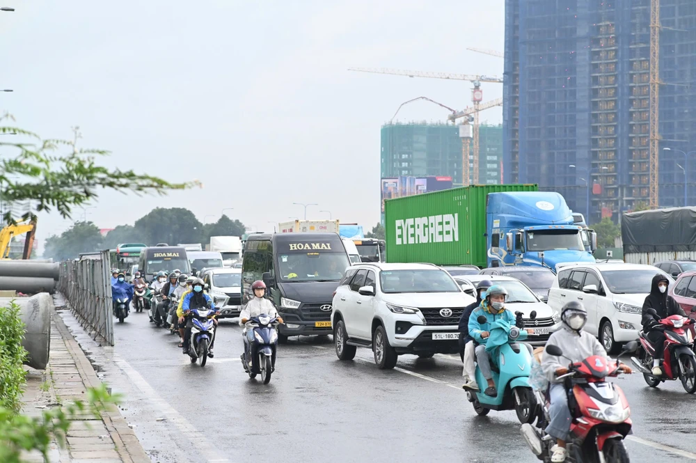 csgt-tuc-truc-phan-luong-giao-thong-on-dinh-ngay-dau-nghi-le (3).jpg