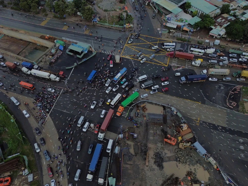 CSGT túc trực phân luồng, ùn ứ nhẹ ngày đầu nghỉ lễ