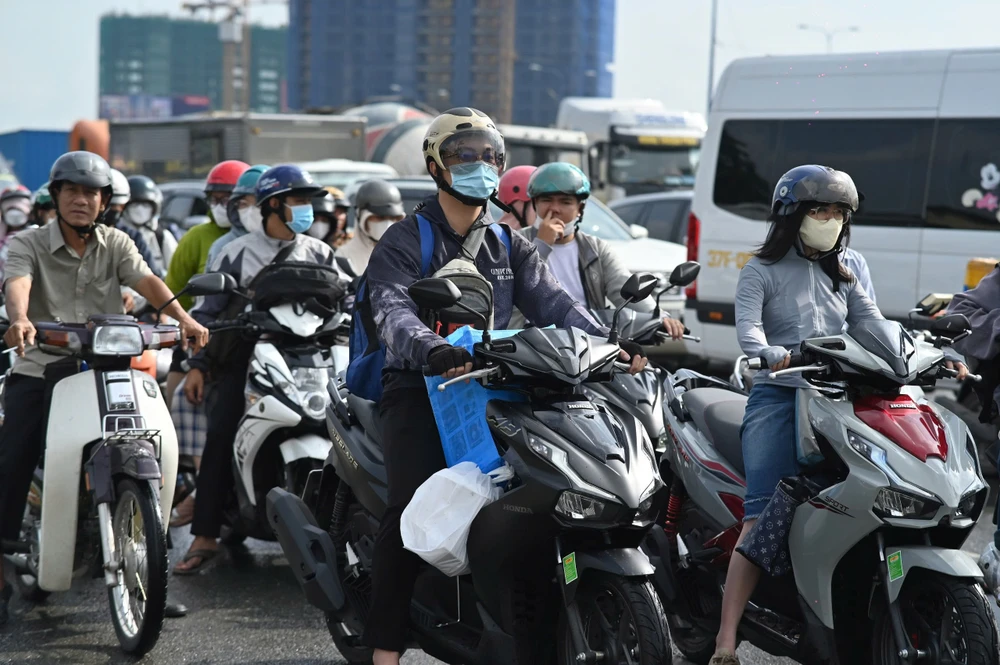 csgt-tuc-truc-phan-luong-giao-thong-on-dinh-ngay-dau-nghi-le (7).jpg