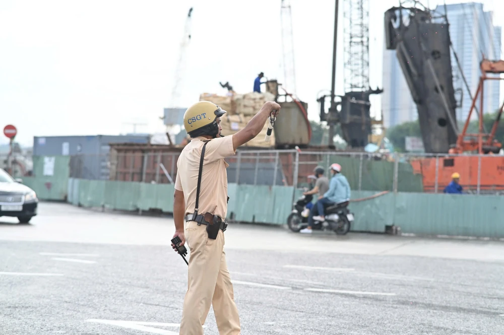 csgt-tuc-truc-phan-luong-giao-thong-on-dinh-ngay-dau-nghi-le (8).jpg