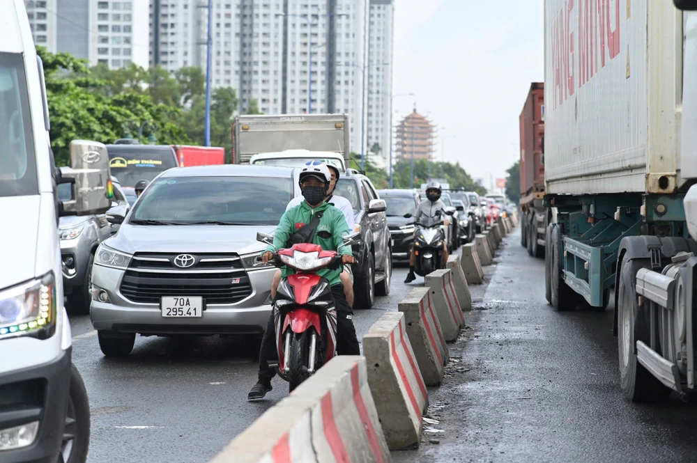 csgt-tuc-truc-phan-luong-giao-thong-on-dinh-ngay-dau-nghi-le (9).jpg