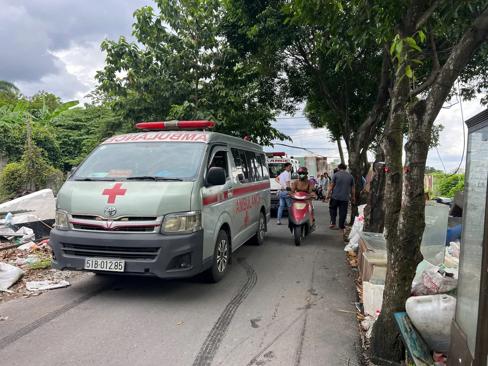 TP.HCM: Kéo điện từ nhà ra mương chích cá, hai anh em nghi bị điện giật tử vong