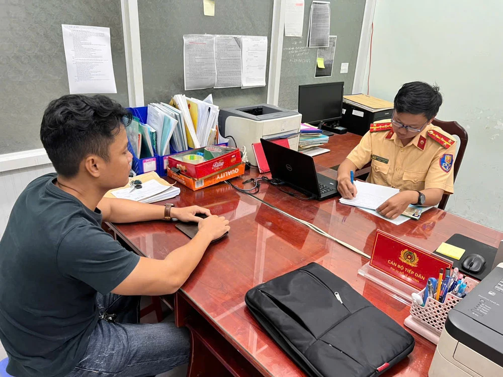 Xác minh, xử lý tài xế xe bán tải chạy xe kiểu ‘nửa vời’ trên lề đường