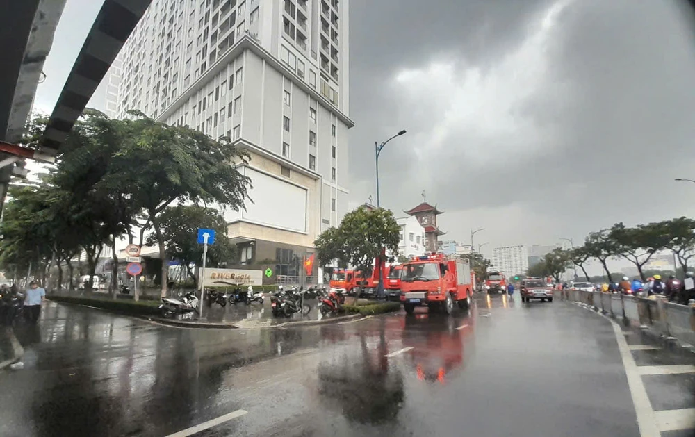 (PLO)- Vụ cháy lớn xảy ra tại chung cư River Gate trên đường Bến Vân Đồn, khiến nhiều cư dân hoảng loạn tháo chạy._1.jpg