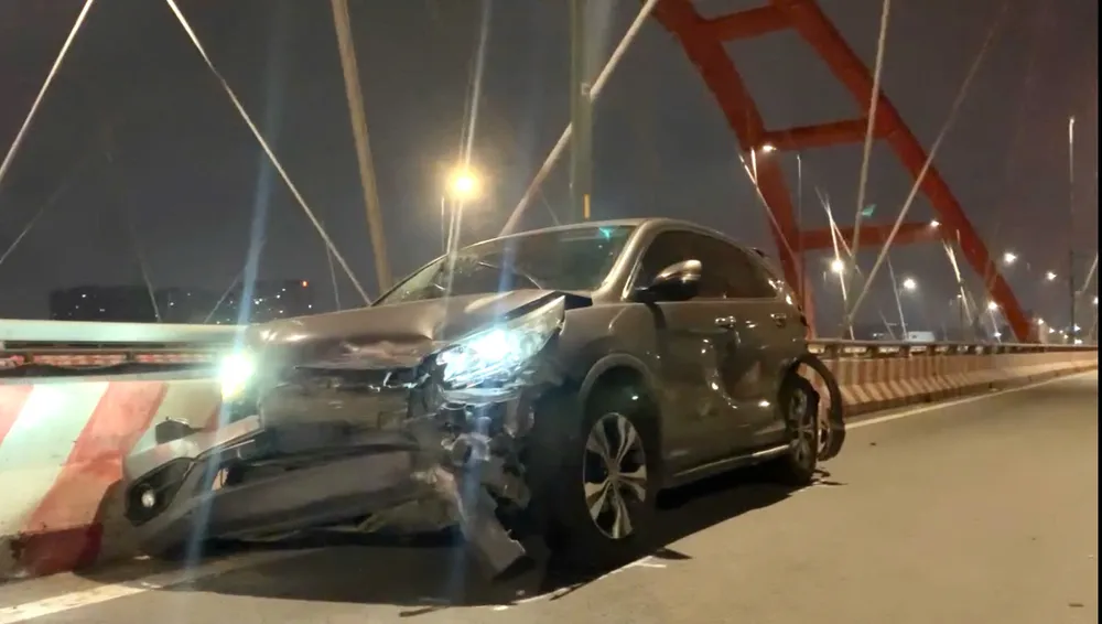 Ô tô lật ngửa sau va chạm trên cầu Bình Lợi