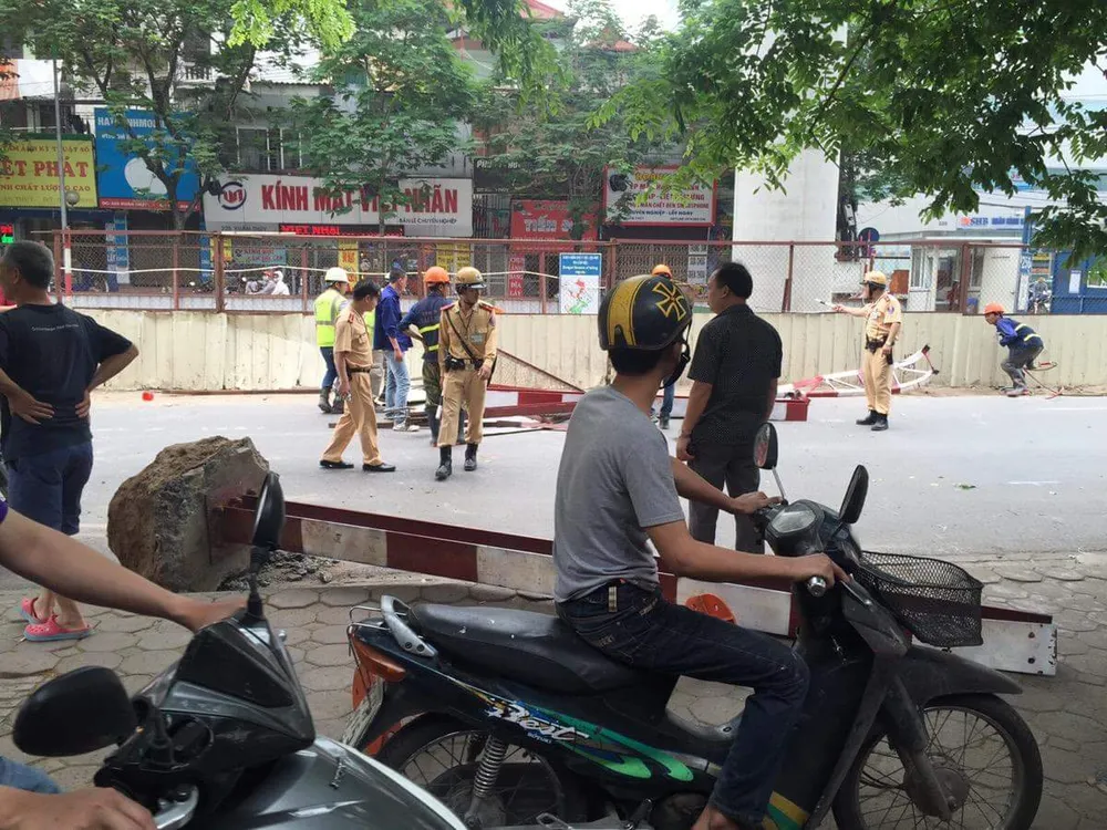 Xe bơm bê tông húc gãy khung giới hạn chiều cao trên đường ảnh 1