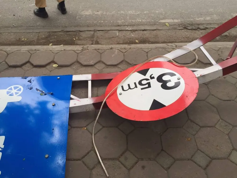 Xe bơm bê tông húc gãy khung giới hạn chiều cao trên đường ảnh 2