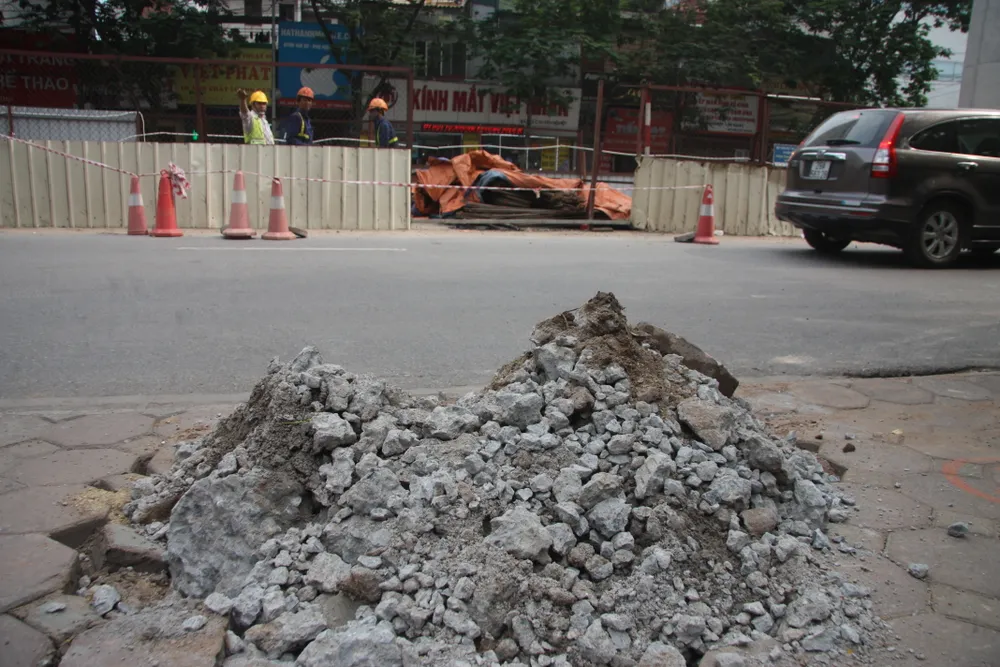 Xe bơm bê tông húc gãy khung giới hạn chiều cao trên đường ảnh 3