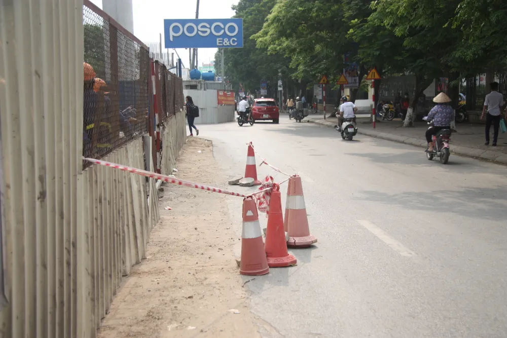 Xe bơm bê tông húc gãy khung giới hạn chiều cao trên đường ảnh 4