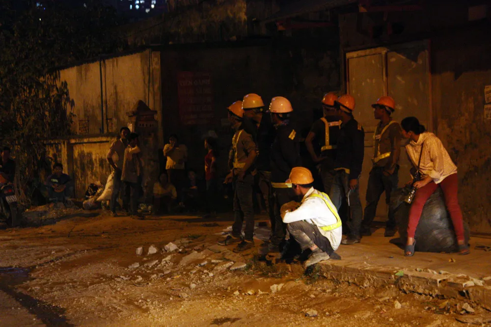 Cháy khu lán trại công nhân, nhiều người hoảng loạn ảnh 2 Cháy khu lán trại công nhân, nhiều người hoảng loạn ảnh 2