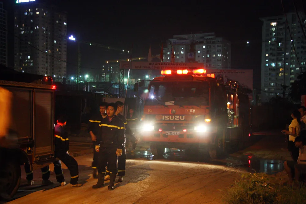 Cháy khu lán trại công nhân, nhiều người hoảng loạn ảnh 1 Cháy khu lán trại công nhân, nhiều người hoảng loạn ảnh 1