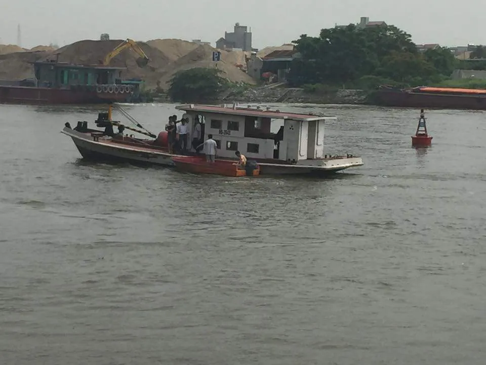 Tàu chìm xuống sông, 5 người may mắn thoát chết ảnh 1 Tàu chìm xuống sông, 5 người may mắn thoát chết ảnh 1