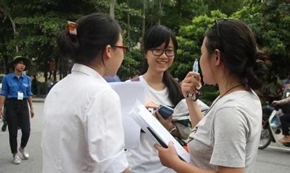 Thí sinh bước ra khỏi phòng thi môn hóa chiều này tại điểm thi trường ĐH Sư phạm Hà Nội