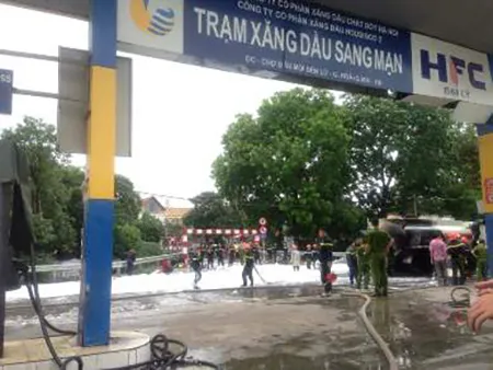 Cháy trạm xăng, nhiều người hoảng loạn ảnh 1