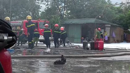 Cháy trạm xăng, nhiều người hoảng loạn ảnh 2