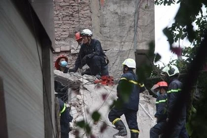 cứu hộ vụ sập nhà ở hà nội