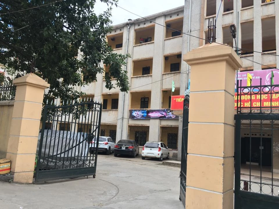 Bị bạn trai cũ cầm mũ cối đánh, cô gái cầm dao chém lại ảnh 1