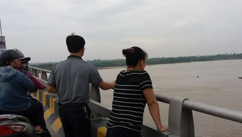 Người phụ nữ bất ngờ rơi xuống sông trong đêm ảnh 1 Người phụ nữ bất ngờ rơi xuống sông trong đêm ảnh 1