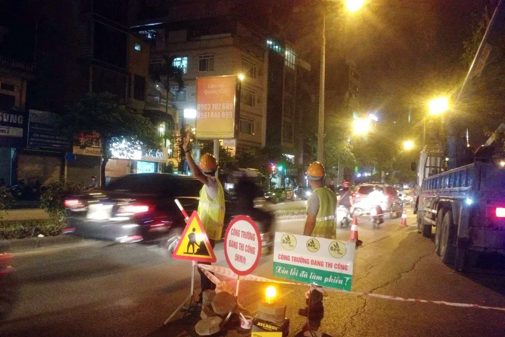 các công nhân bắt đầu tiến hành di chuyển cây trên đường Kim Mã.